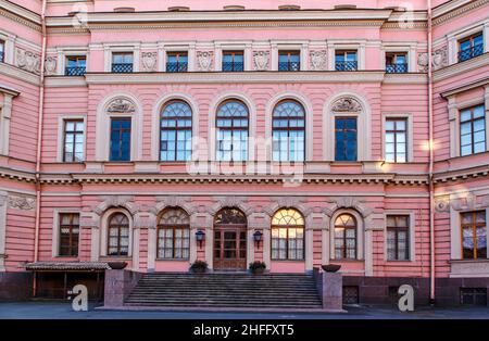 Sankt Petersburg, Russland - 22. November 2021: Eingang zum Schloss Sankt Michael`s Mikhailovsky Castle. Stockfoto